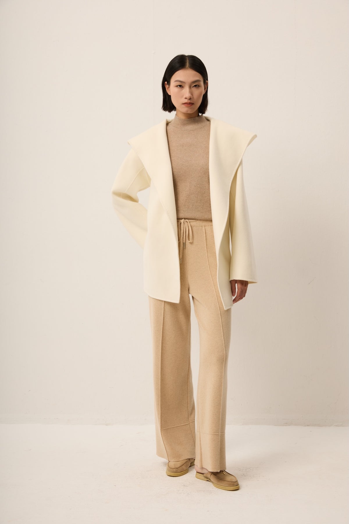 WHITE SHORT CASHMERE COAT