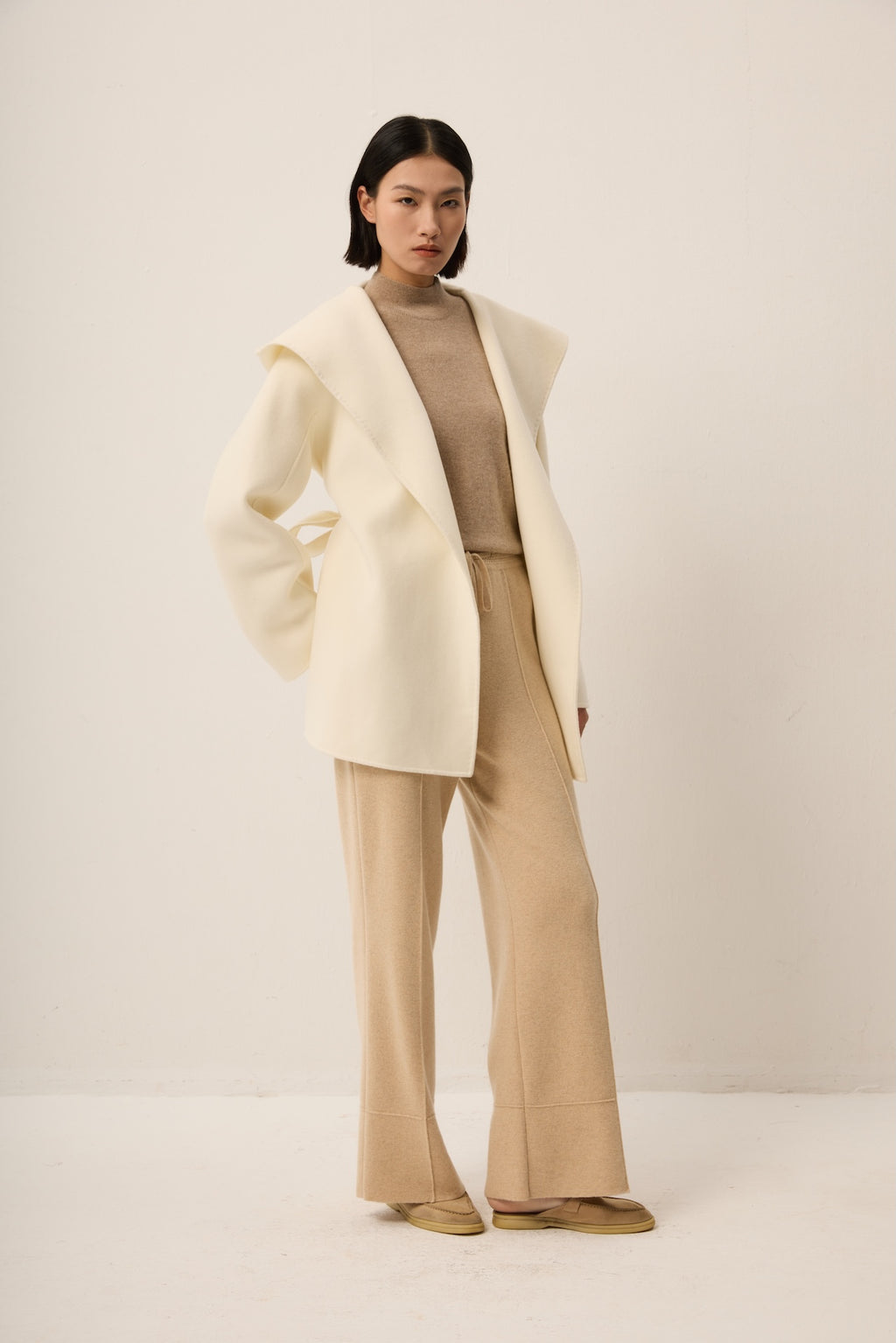WHITE SHORT CASHMERE COAT