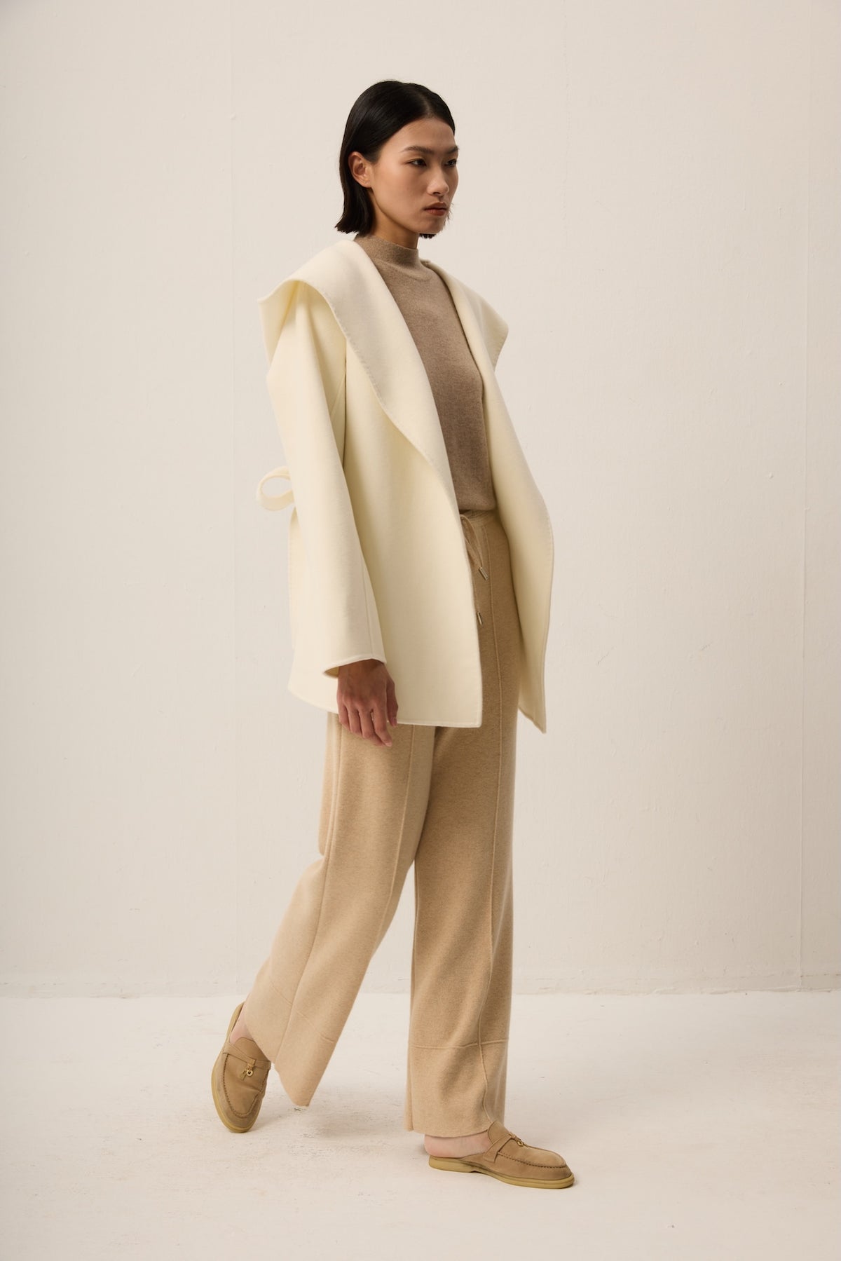 WHITE SHORT CASHMERE COAT