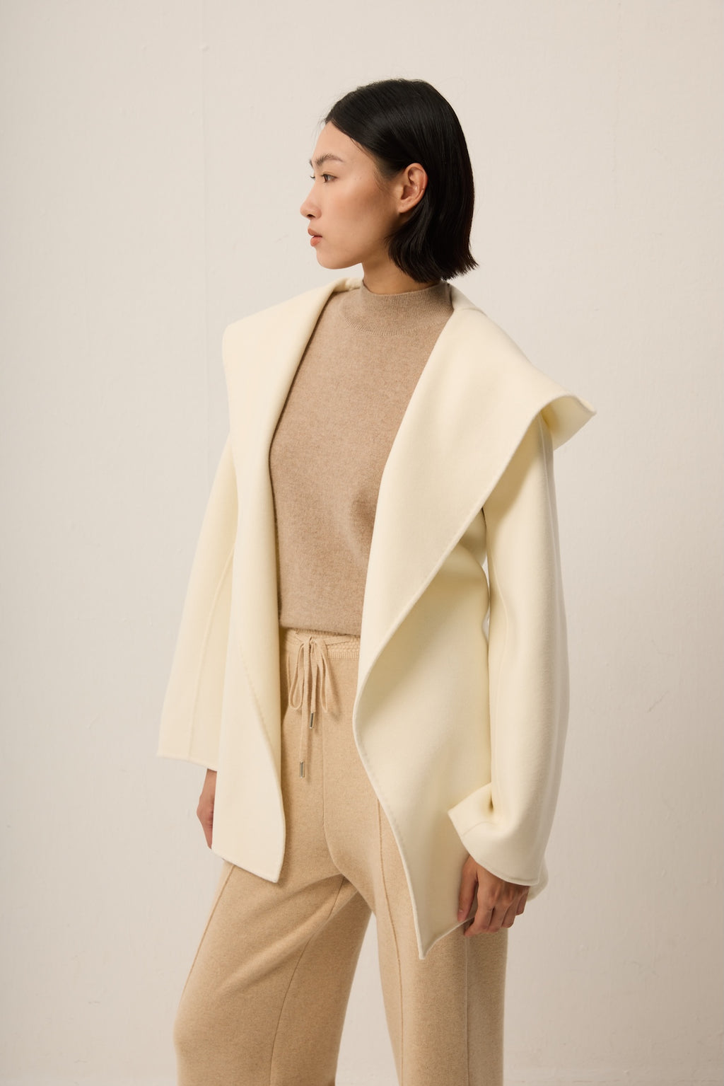 WHITE SHORT CASHMERE COAT