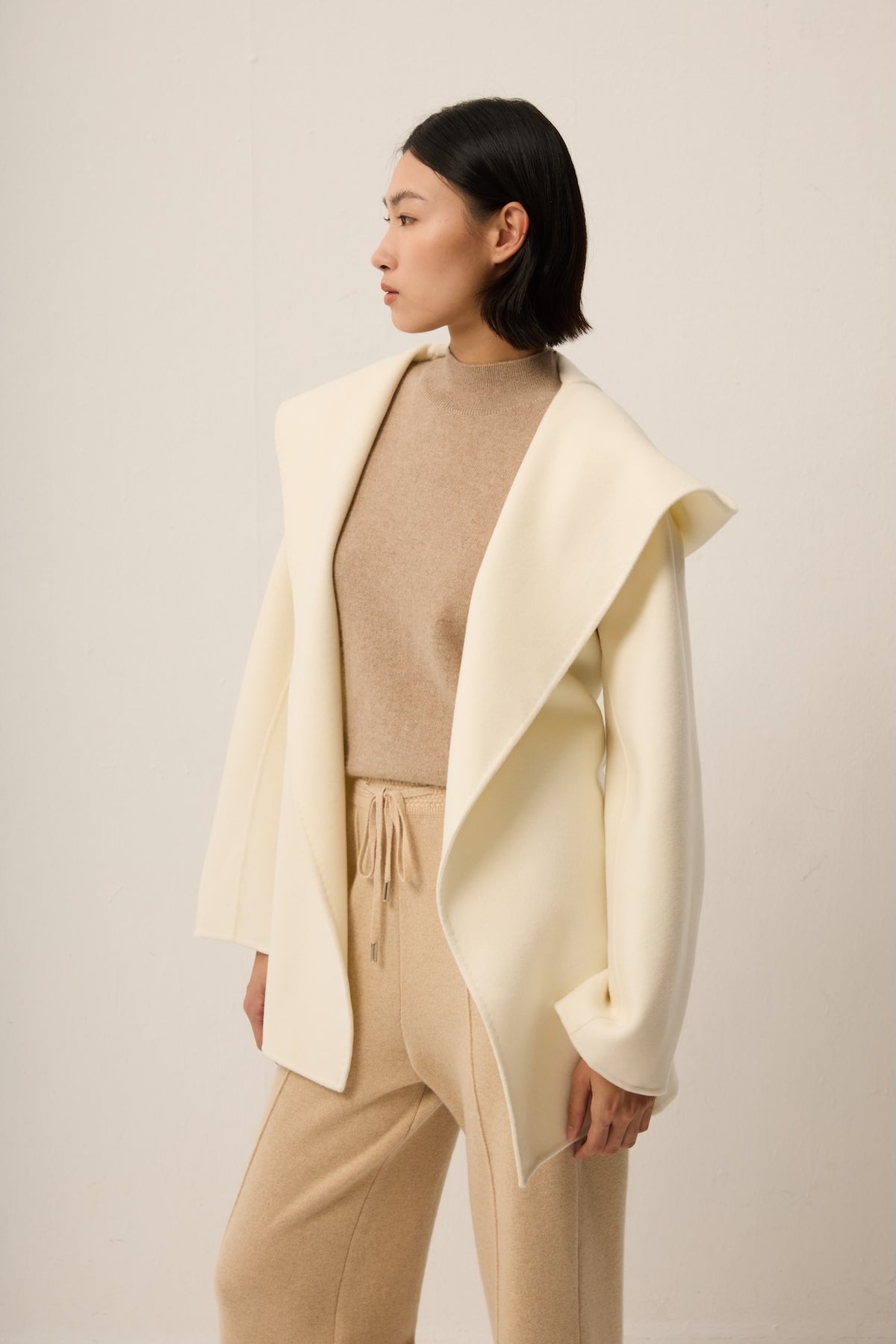 WHITE SHORT CASHMERE COAT