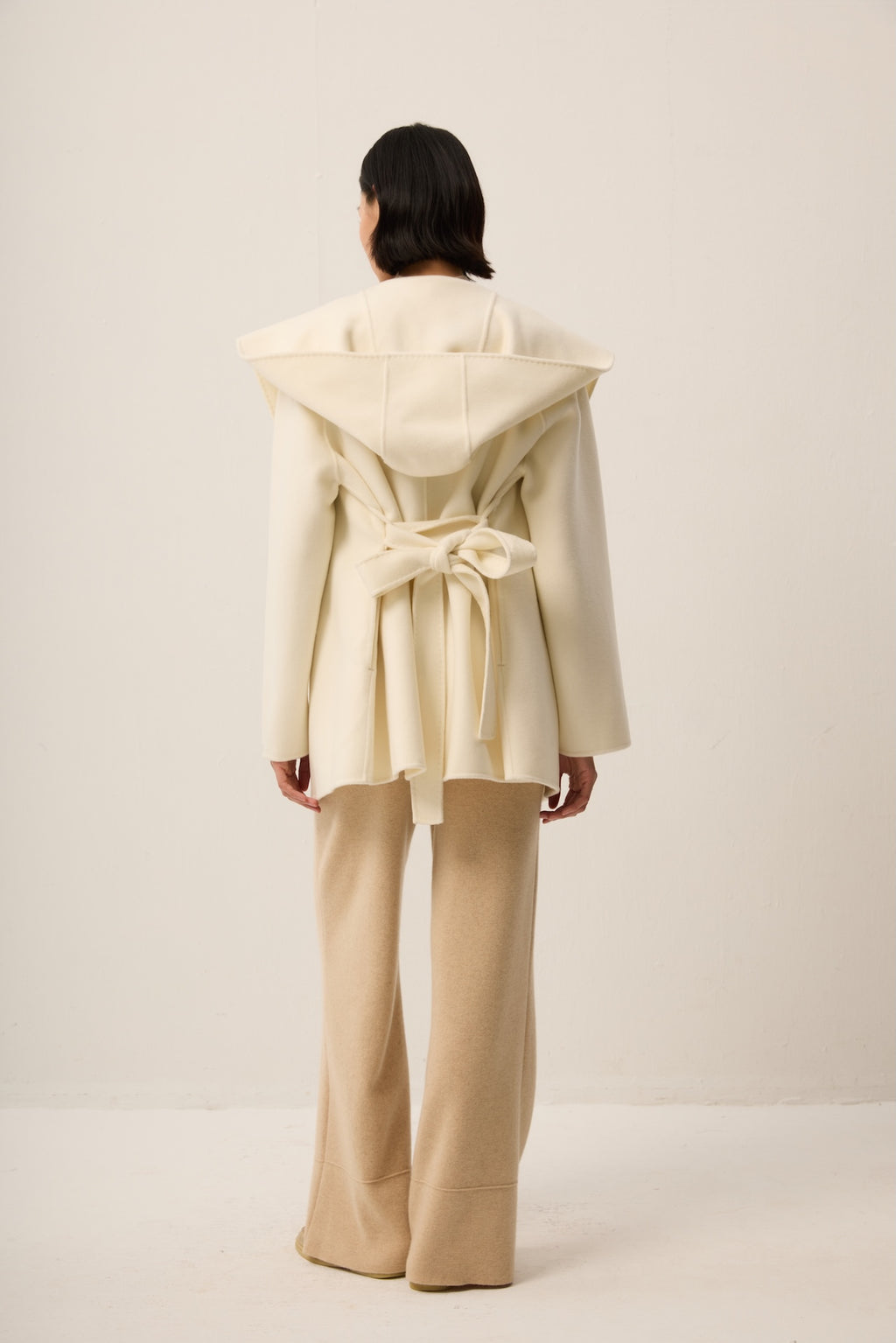 WHITE SHORT CASHMERE COAT