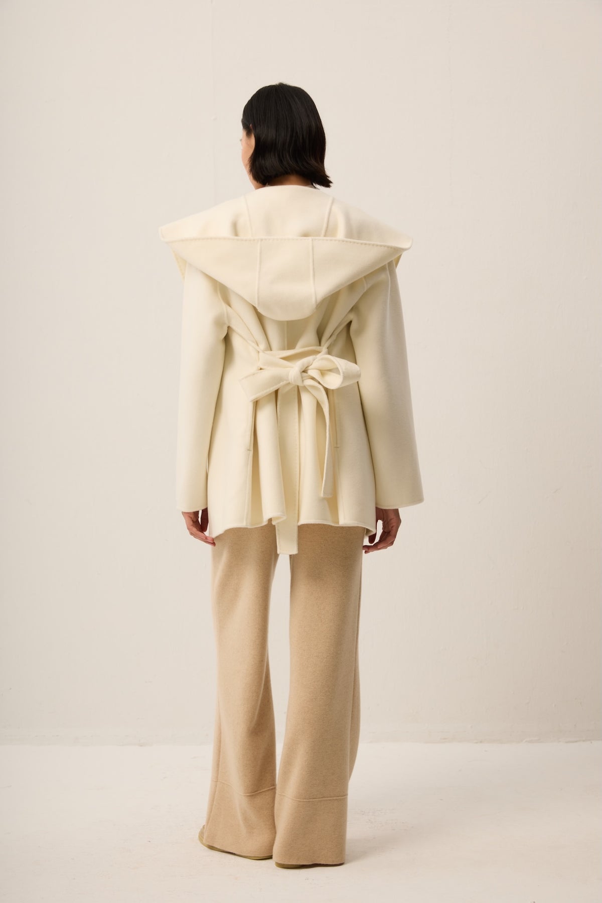 WHITE SHORT CASHMERE COAT