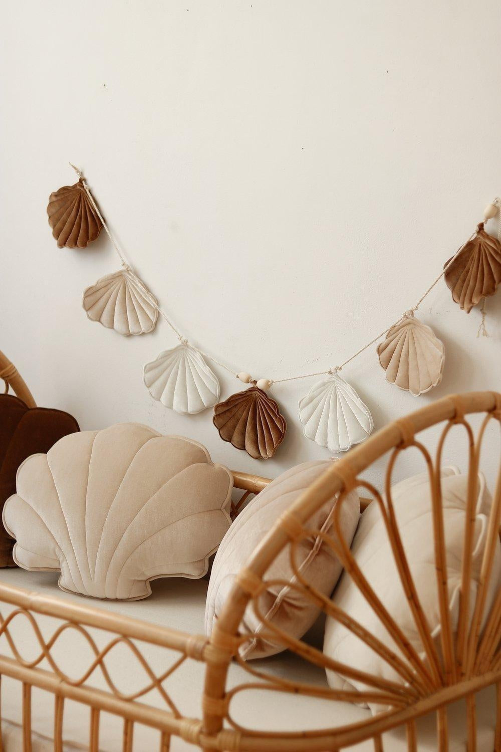 Beige Pearl” Velvet Garland with Shells